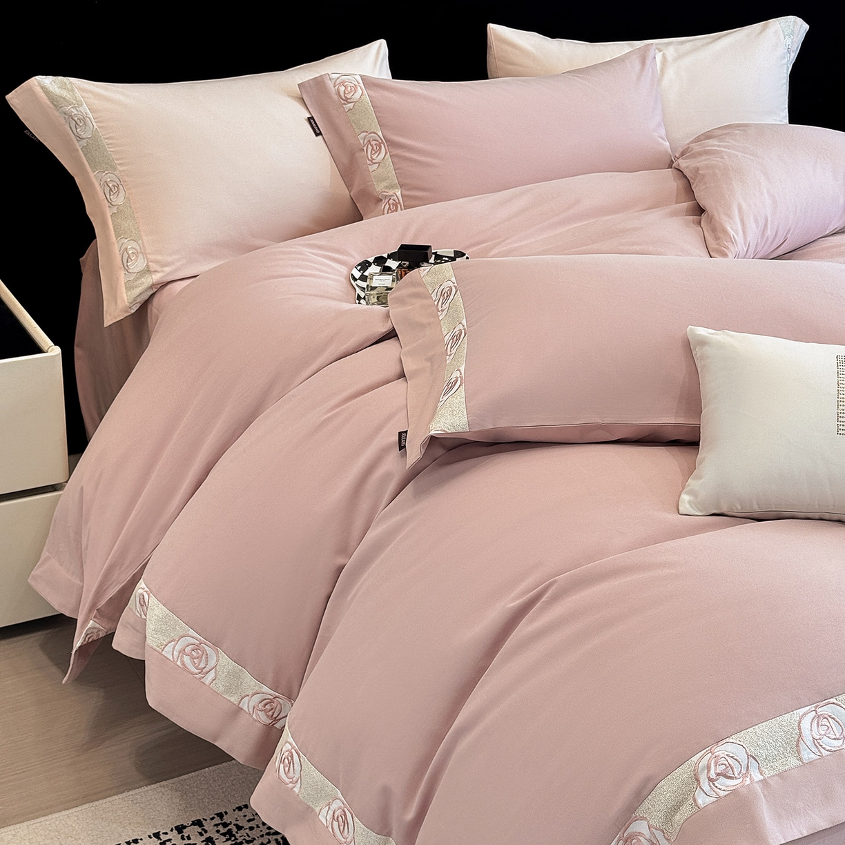 91家纺网 家纺一手货源 找家纺  冬季新款A类长绒棉加厚磨毛全棉纯棉保暖刺绣高端轻奢风被套床单床上用品 花韵-红桃