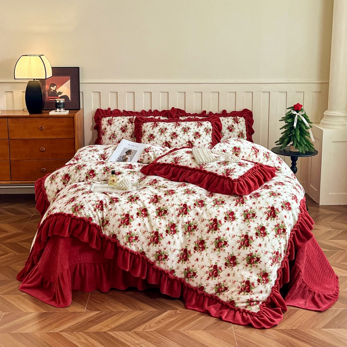 91家纺网 家纺一手货源 找家纺 （总）梦可莱家居 2025冬季新款复古风印花牛奶绒大花边床盖四件套