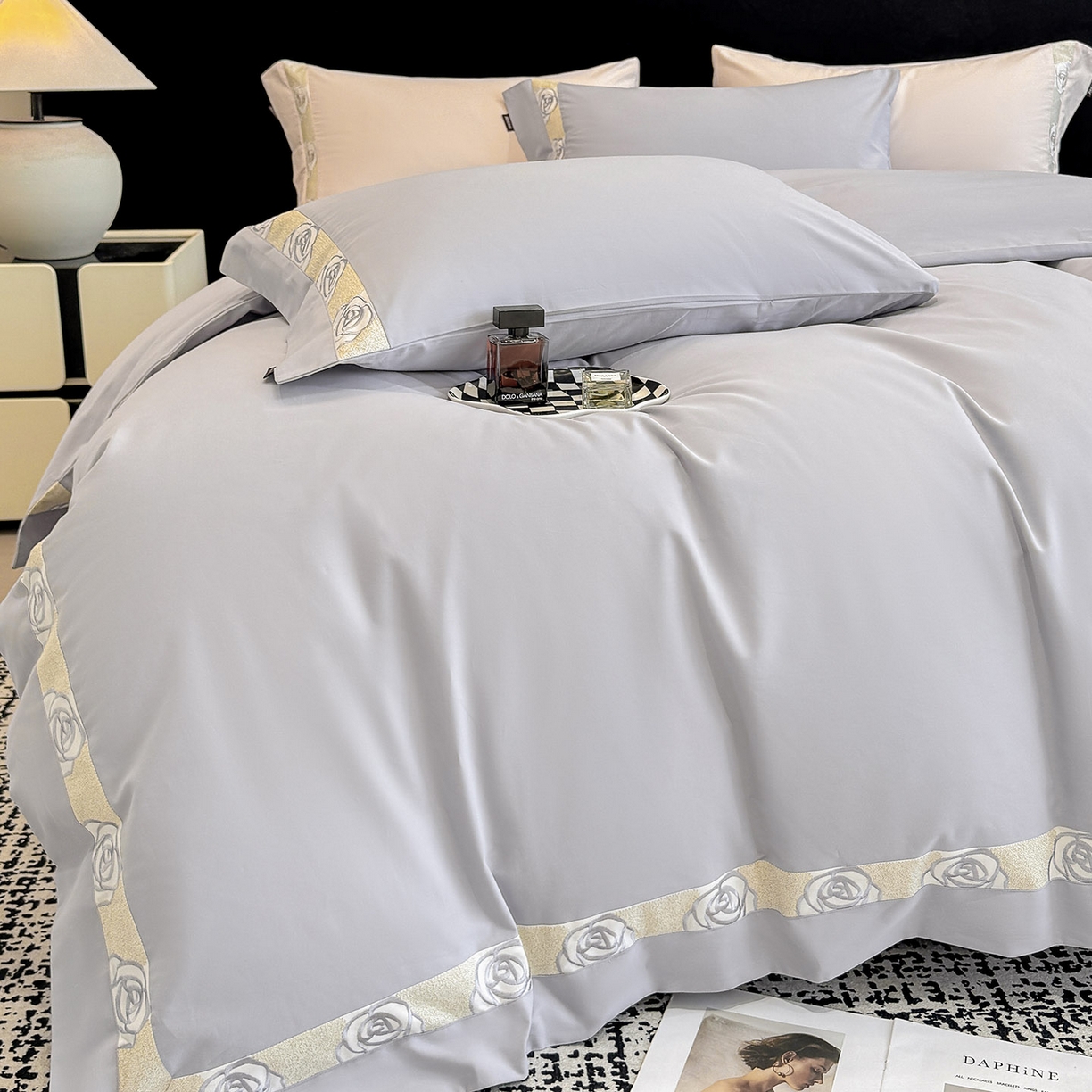 91家纺网 家纺一手货源 找家纺  冬季新款A类长绒棉加厚磨毛全棉纯棉保暖刺绣高端轻奢风被套床单床上用品 花韵-莓蓝