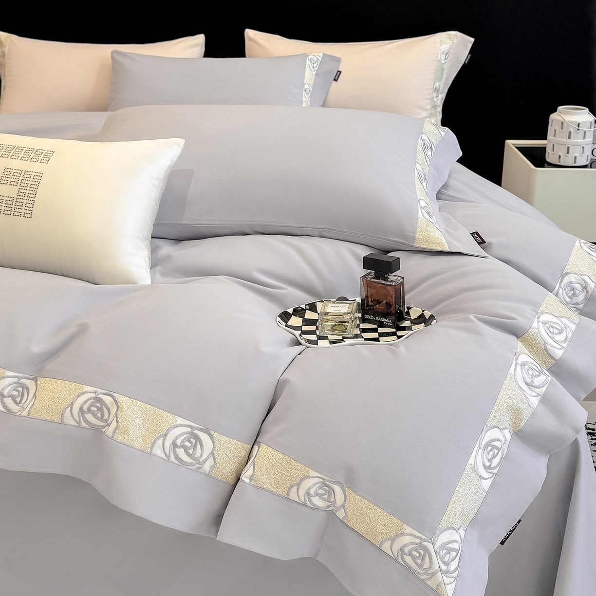 91家纺网 家纺一手货源 找家纺  冬季新款A类长绒棉加厚磨毛全棉纯棉保暖刺绣高端轻奢风被套床单床上用品 花韵-莓蓝