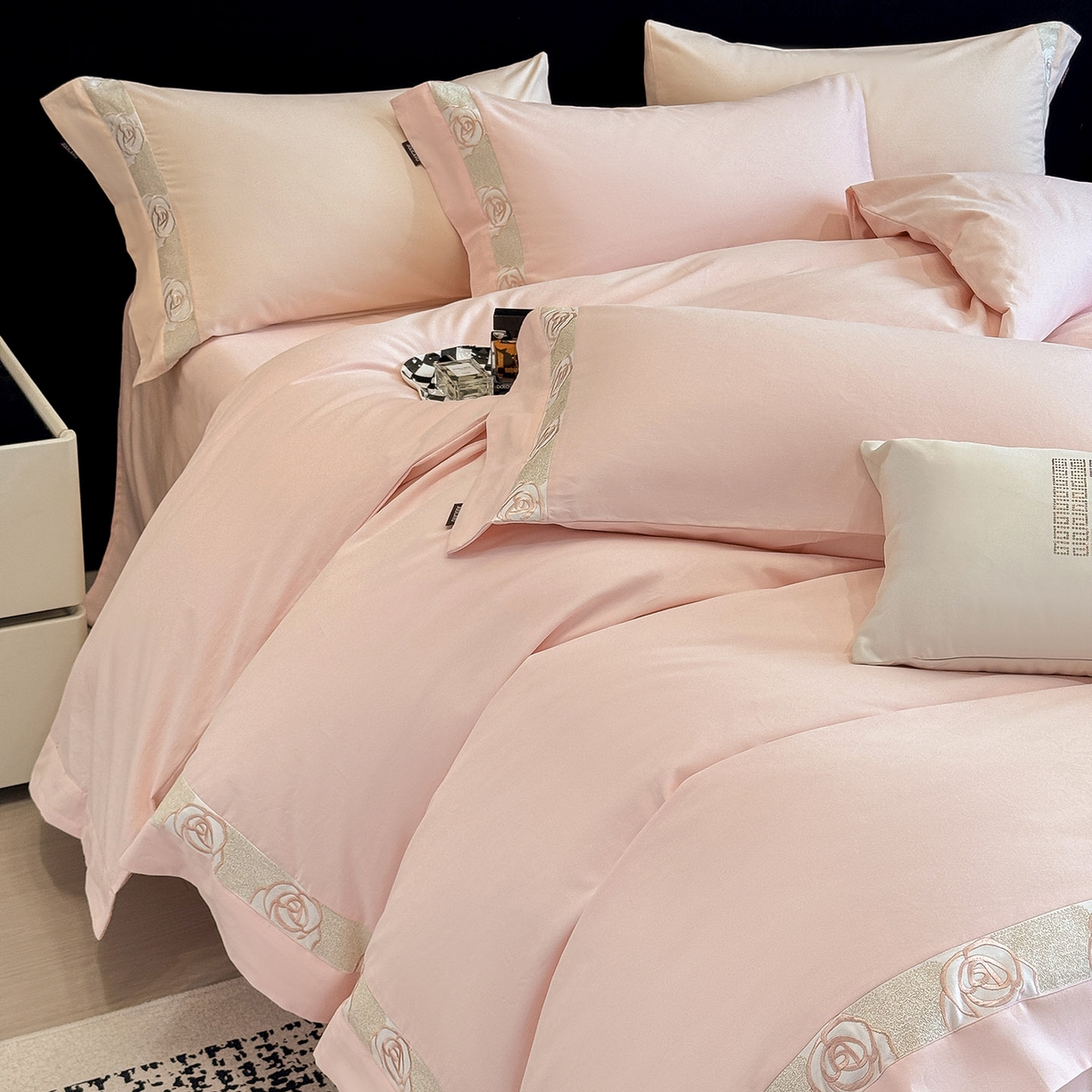 91家纺网 家纺一手货源 找家纺  冬季新款A类长绒棉加厚磨毛全棉纯棉保暖刺绣高端轻奢风被套床单床上用品 花韵-颜粉