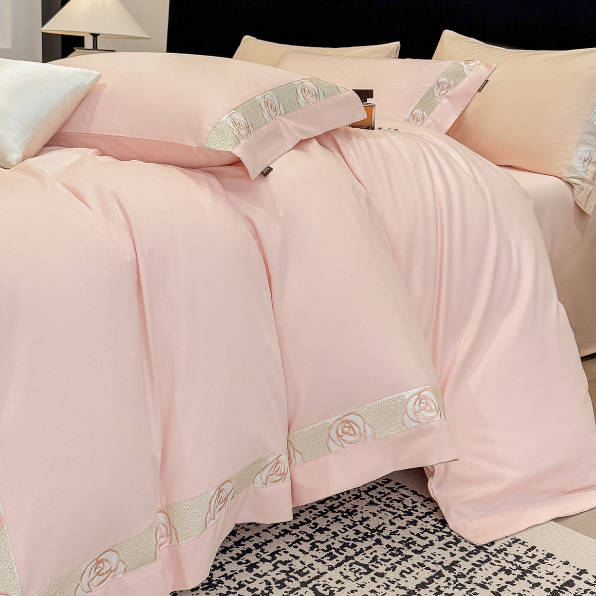 91家纺网 家纺一手货源 找家纺  冬季新款A类长绒棉加厚磨毛全棉纯棉保暖刺绣高端轻奢风被套床单床上用品 花韵-颜粉