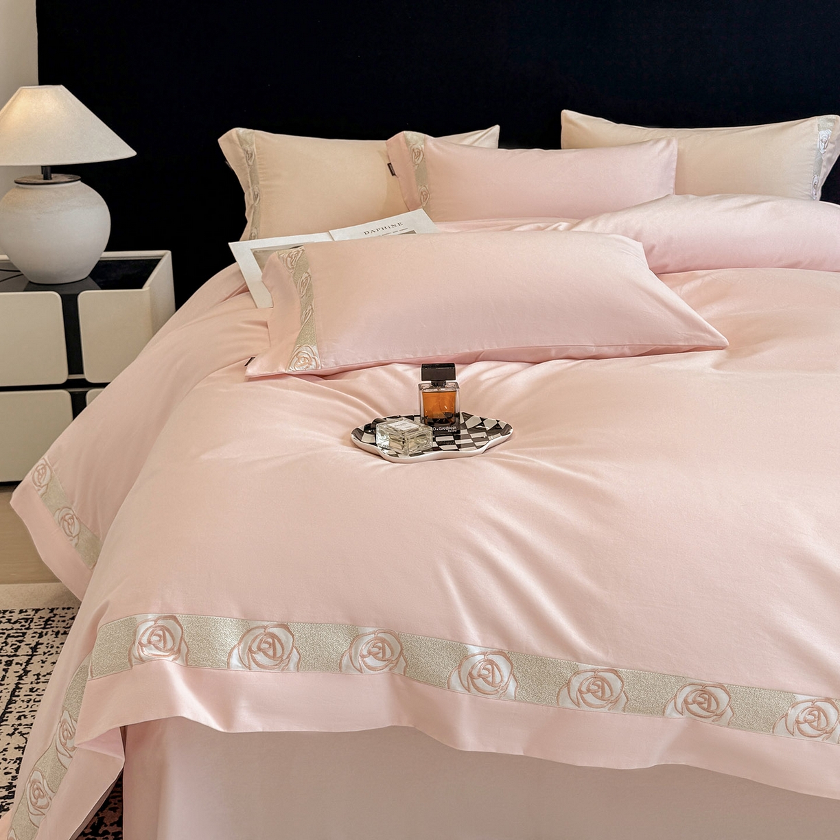 91家纺网 家纺一手货源 找家纺  冬季新款A类长绒棉加厚磨毛全棉纯棉保暖刺绣高端轻奢风被套床单床上用品 花韵-颜粉