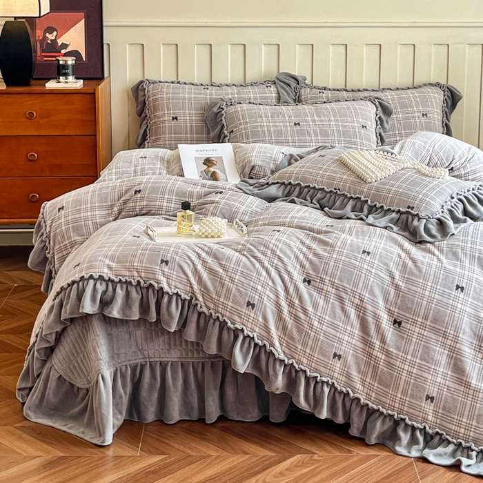 91家纺网 家纺一手货源 找家纺 梦可莱家居 2025冬季新款复古风印花牛奶绒大花边床盖四件套 复古风格调灰