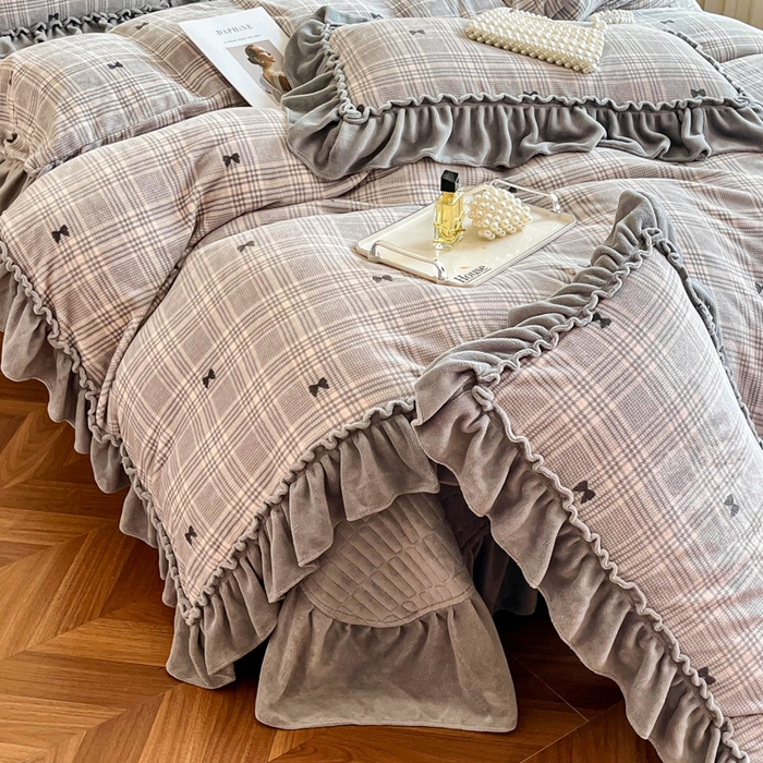 91家纺网 家纺一手货源 找家纺 梦可莱家居 2025冬季新款复古风印花牛奶绒大花边床盖四件套 复古风格调灰