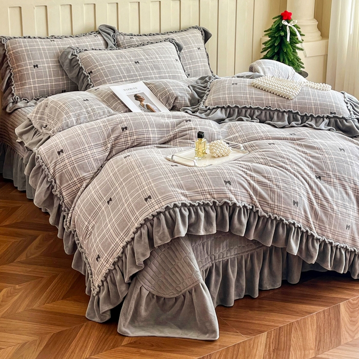 91家纺网 家纺一手货源 找家纺 梦可莱家居 2025冬季新款复古风印花牛奶绒大花边床盖四件套 复古风格调灰