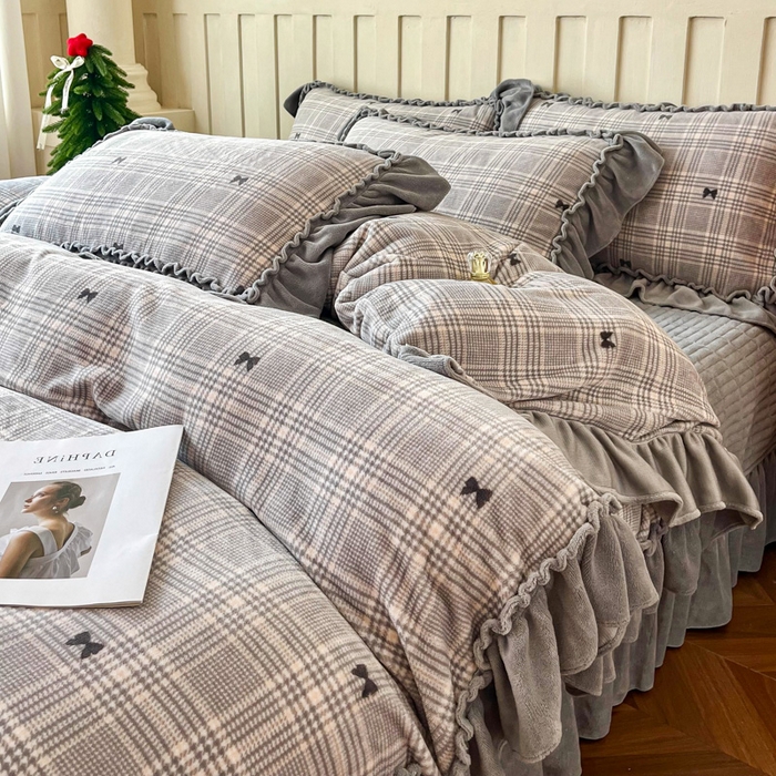 91家纺网 家纺一手货源 找家纺 梦可莱家居 2025冬季新款复古风印花牛奶绒大花边床盖四件套 复古风格调灰