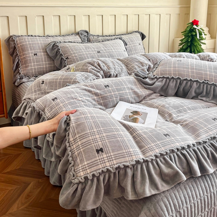 91家纺网 家纺一手货源 找家纺 梦可莱家居 2025冬季新款复古风印花牛奶绒大花边床盖四件套 复古风格调灰