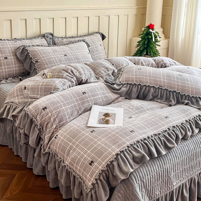 91家纺网 家纺一手货源 找家纺 梦可莱家居 2025冬季新款复古风印花牛奶绒大花边床盖四件套 复古风格调灰