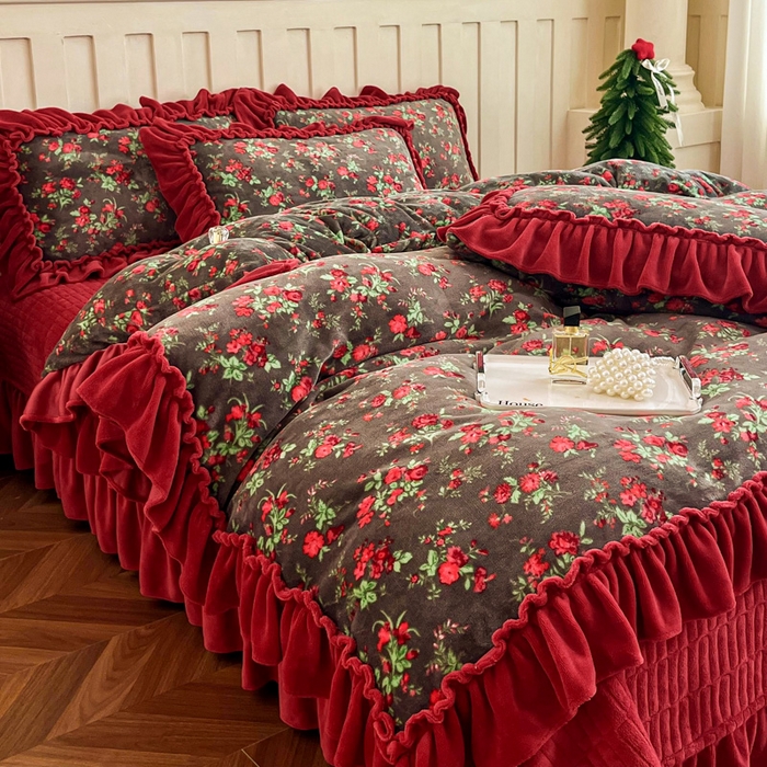 91家纺网 家纺一手货源 找家纺 梦可莱家居 2025冬季新款复古风印花牛奶绒大花边床盖四件套 复古风花妖