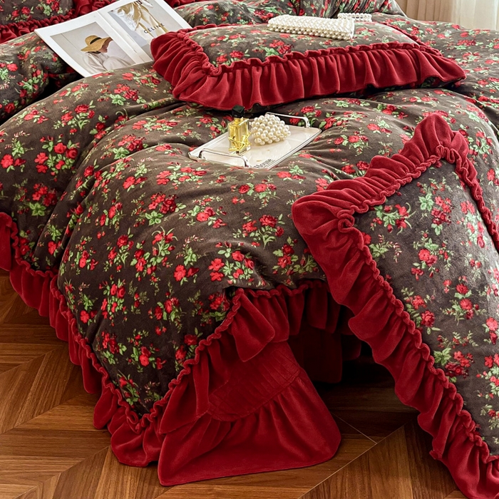 91家纺网 家纺一手货源 找家纺 梦可莱家居 2025冬季新款复古风印花牛奶绒大花边床盖四件套 复古风花妖