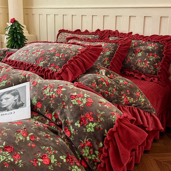 91家纺网 家纺一手货源 找家纺 梦可莱家居 2025冬季新款复古风印花牛奶绒大花边床盖四件套 复古风花妖