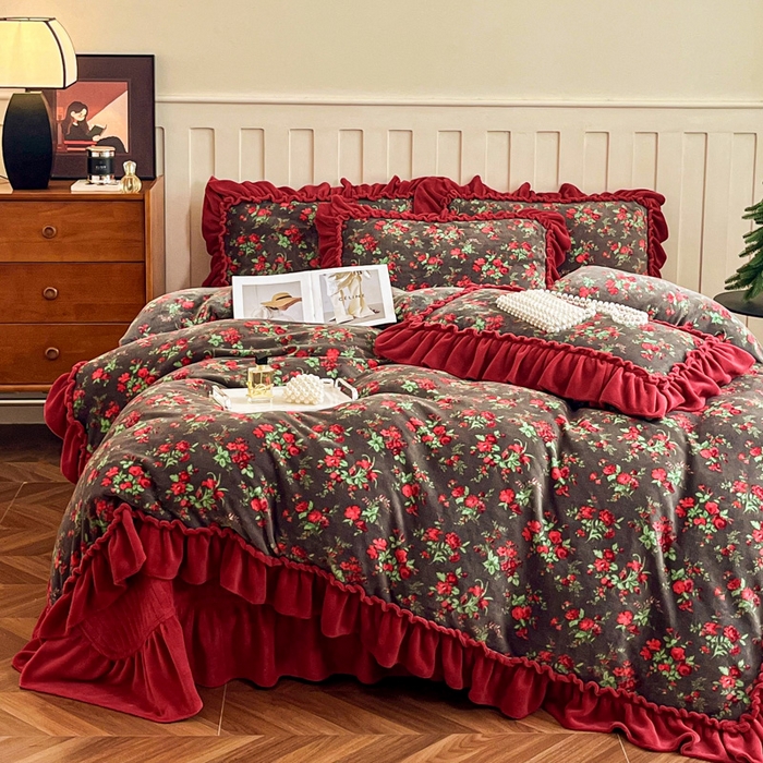 91家纺网 家纺一手货源 找家纺 梦可莱家居 2025冬季新款复古风印花牛奶绒大花边床盖四件套 复古风花妖