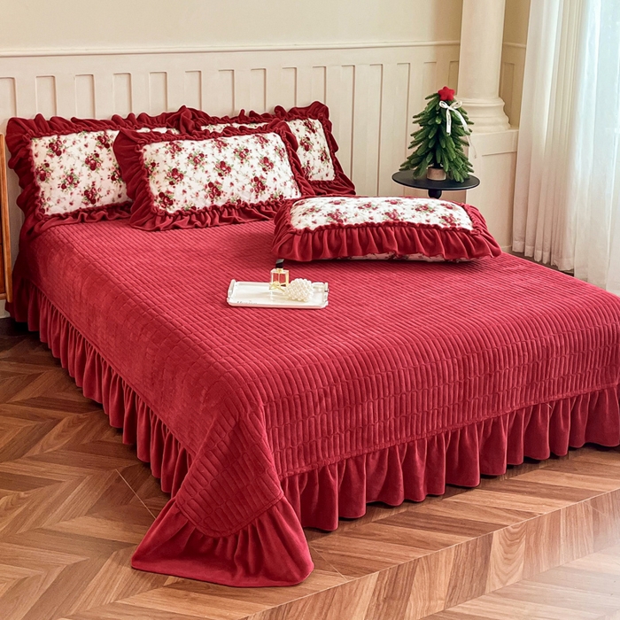 91家纺网 家纺一手货源 找家纺 梦可莱家居 2025冬季新款复古风印花牛奶绒大花边床盖四件套 复古风梨花落