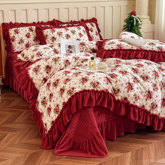 91家纺网 家纺一手货源 找家纺 梦可莱家居 2025冬季新款复古风印花牛奶绒大花边床盖四件套 复古风梨花落