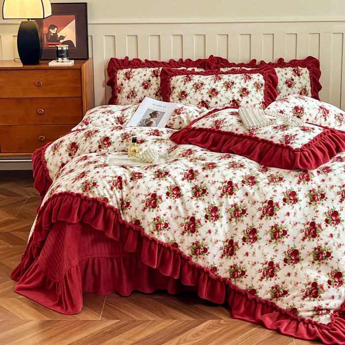 91家纺网 家纺一手货源 找家纺 梦可莱家居 2025冬季新款复古风印花牛奶绒大花边床盖四件套 复古风梨花落