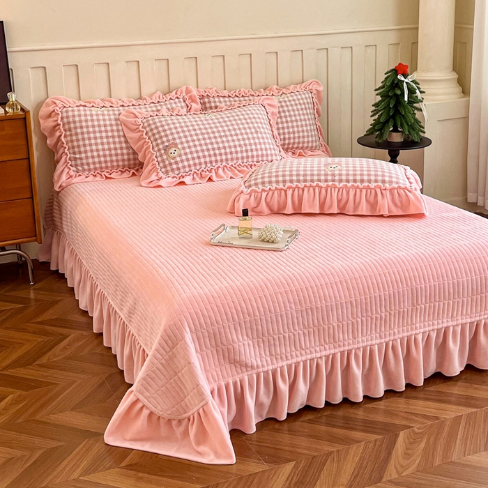 91家纺网 家纺一手货源 找家纺 梦可莱家居 2025冬季新款复古风印花牛奶绒大花边床盖四件套 复古风绅士