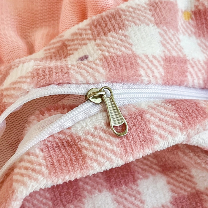 91家纺网 家纺一手货源 找家纺 梦可莱家居 2025冬季新款复古风印花牛奶绒大花边床盖四件套 复古风绅士