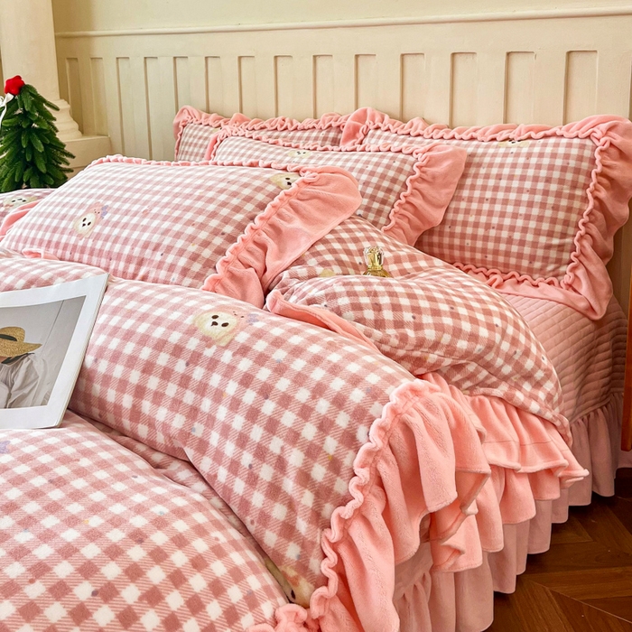 91家纺网 家纺一手货源 找家纺 梦可莱家居 2025冬季新款复古风印花牛奶绒大花边床盖四件套 复古风绅士