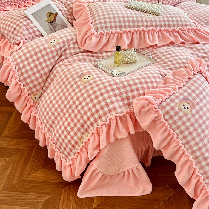 91家纺网 家纺一手货源 找家纺 梦可莱家居 2025冬季新款复古风印花牛奶绒大花边床盖四件套 复古风绅士