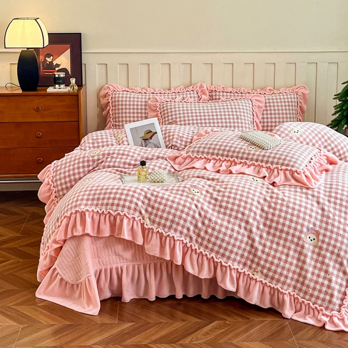 91家纺网 家纺一手货源 找家纺 梦可莱家居 2025冬季新款复古风印花牛奶绒大花边床盖四件套 复古风绅士