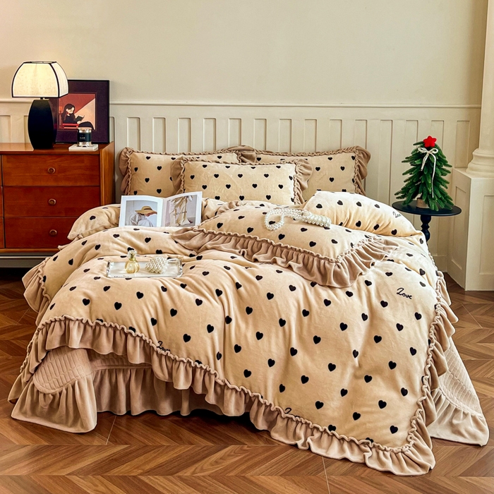 91家纺网 家纺一手货源 找家纺 梦可莱家居 2025冬季新款复古风印花牛奶绒大花边床盖四件套 复古风心灵