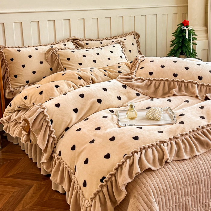 91家纺网 家纺一手货源 找家纺 梦可莱家居 2025冬季新款复古风印花牛奶绒大花边床盖四件套 复古风心灵