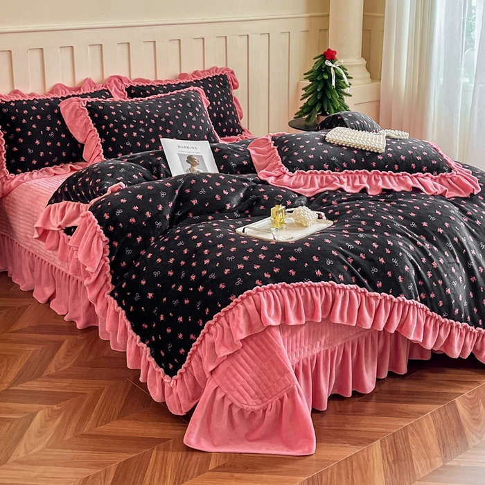 91家纺网 家纺一手货源 找家纺 梦可莱家居 2025冬季新款复古风印花牛奶绒大花边床盖四件套 复古风野梅