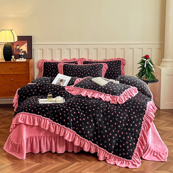 91家纺网 家纺一手货源 找家纺 梦可莱家居 2025冬季新款复古风印花牛奶绒大花边床盖四件套 复古风野梅