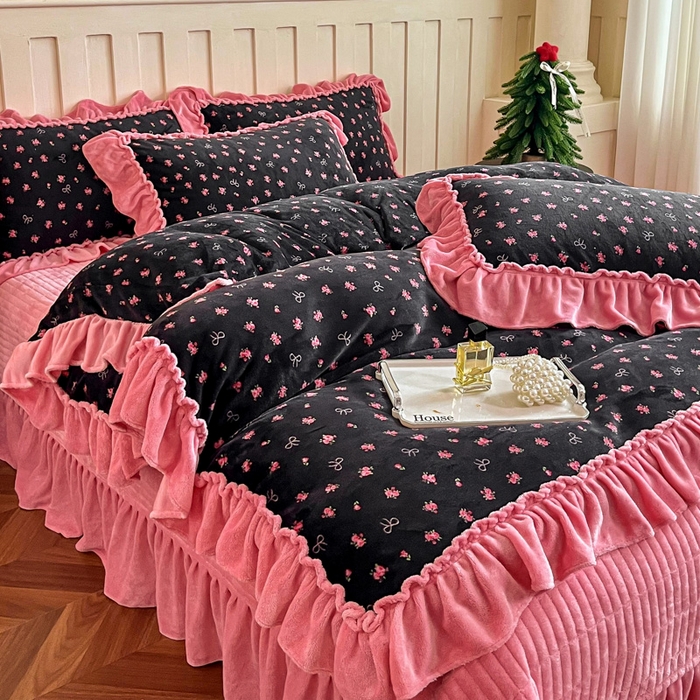 91家纺网 家纺一手货源 找家纺 梦可莱家居 2025冬季新款复古风印花牛奶绒大花边床盖四件套 复古风野梅