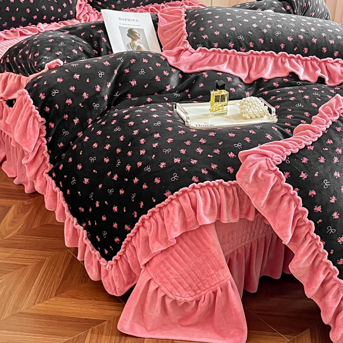 91家纺网 家纺一手货源 找家纺 梦可莱家居 2025冬季新款复古风印花牛奶绒大花边床盖四件套 复古风野梅