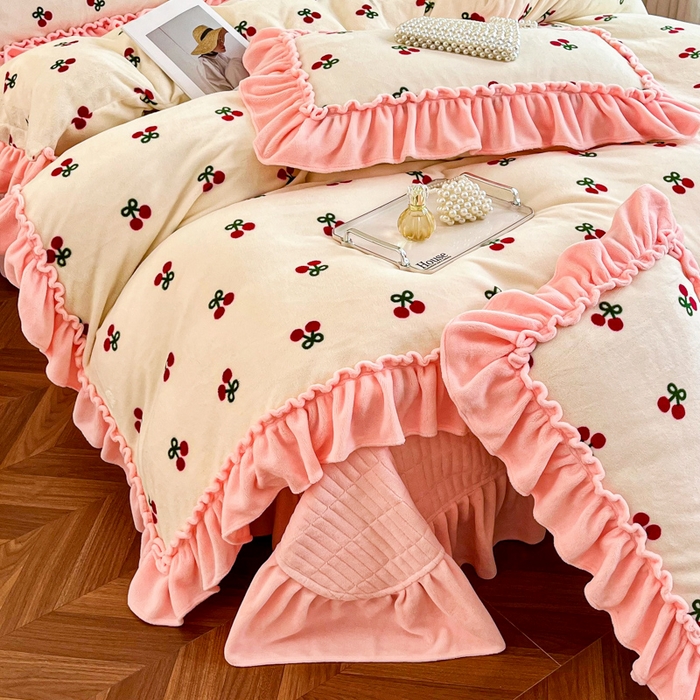 91家纺网 家纺一手货源 找家纺 梦可莱家居 2025冬季新款复古风印花牛奶绒大花边床盖四件套 复古风樱桃