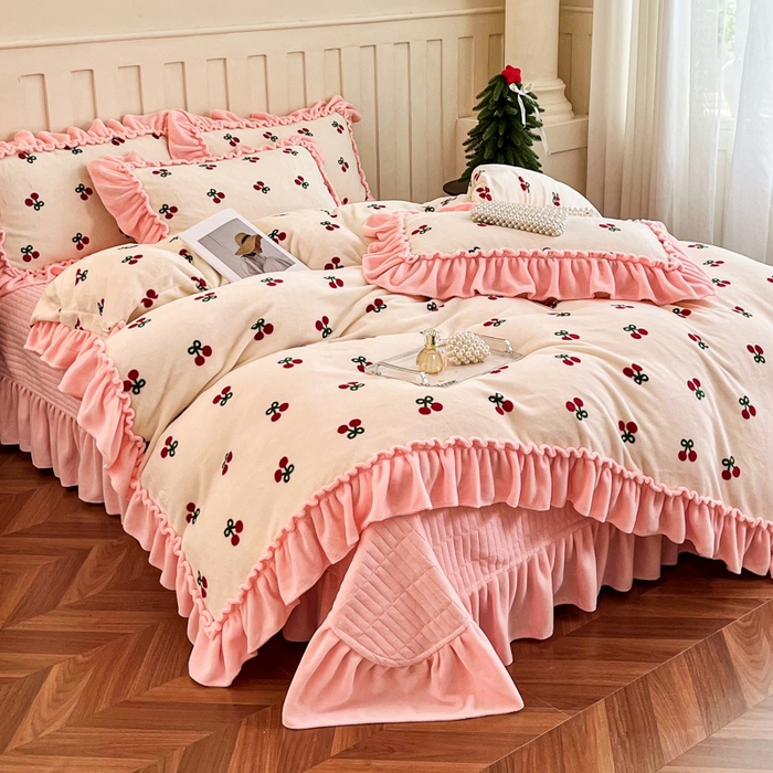 91家纺网 家纺一手货源 找家纺 梦可莱家居 2025冬季新款复古风印花牛奶绒大花边床盖四件套 复古风樱桃