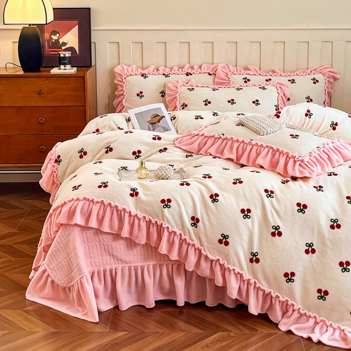 91家纺网 家纺一手货源 找家纺 梦可莱家居 2025冬季新款复古风印花牛奶绒大花边床盖四件套 复古风樱桃