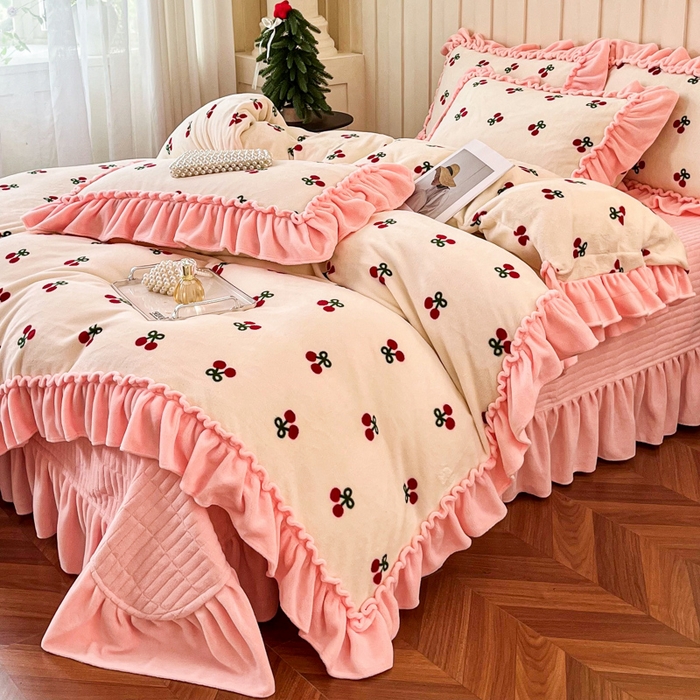梦可莱家居 2025冬季新款复古风印花牛奶绒大花边床盖四件套 复古风樱桃