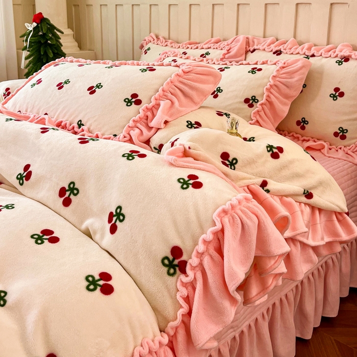 91家纺网 家纺一手货源 找家纺 梦可莱家居 2025冬季新款复古风印花牛奶绒大花边床盖四件套 复古风樱桃