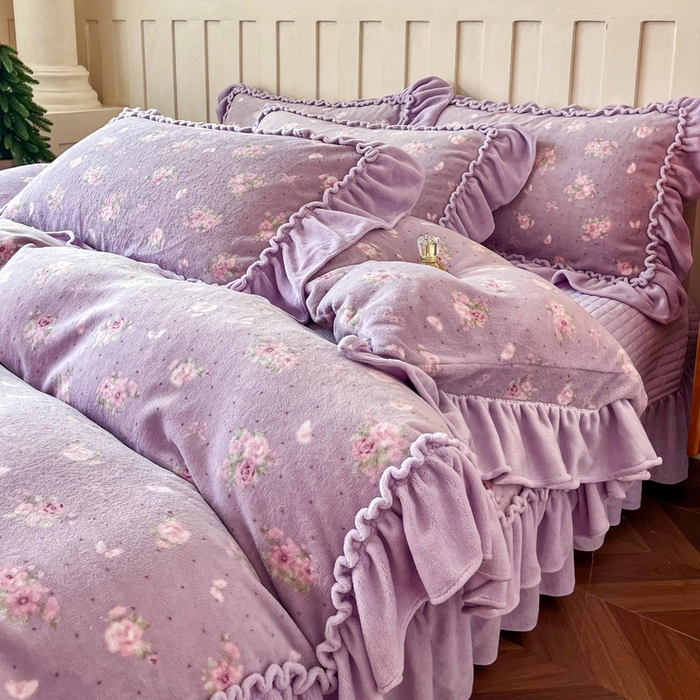91家纺网 家纺一手货源 找家纺 梦可莱家居 2025冬季新款复古风印花牛奶绒大花边床盖四件套 复古风紫庄园