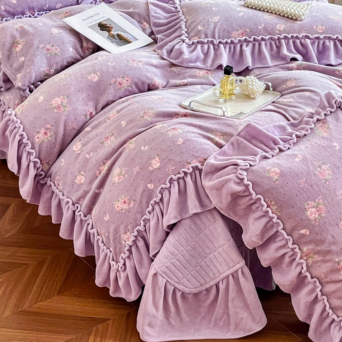 91家纺网 家纺一手货源 找家纺 梦可莱家居 2025冬季新款复古风印花牛奶绒大花边床盖四件套 复古风紫庄园