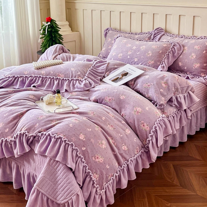 梦可莱家居 2025冬季新款复古风印花牛奶绒大花边床盖四件套 复古风紫庄园