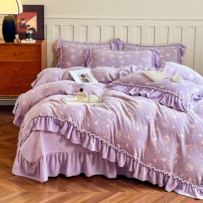 91家纺网 家纺一手货源 找家纺 梦可莱家居 2025冬季新款复古风印花牛奶绒大花边床盖四件套 复古风紫庄园