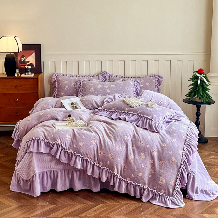 91家纺网 家纺一手货源 找家纺 梦可莱家居 2025冬季新款复古风印花牛奶绒大花边床盖四件套 复古风紫庄园