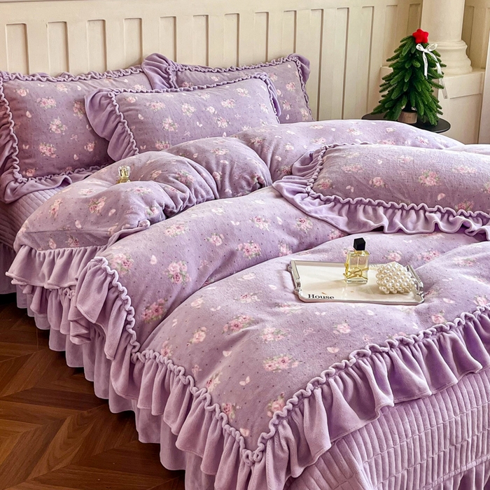 91家纺网 家纺一手货源 找家纺 梦可莱家居 2025冬季新款复古风印花牛奶绒大花边床盖四件套 复古风紫庄园
