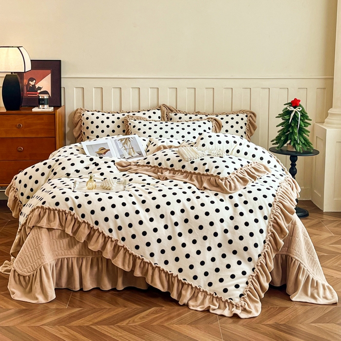 91家纺网 家纺一手货源 找家纺 梦可莱家居 2025冬季新款复古风印花牛奶绒大花边床盖四件套 复古米圆点