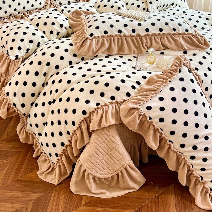 91家纺网 家纺一手货源 找家纺 梦可莱家居 2025冬季新款复古风印花牛奶绒大花边床盖四件套 复古米圆点