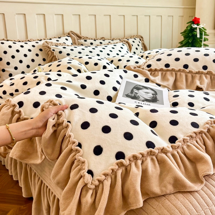 91家纺网 家纺一手货源 找家纺 梦可莱家居 2025冬季新款复古风印花牛奶绒大花边床盖四件套 复古米圆点