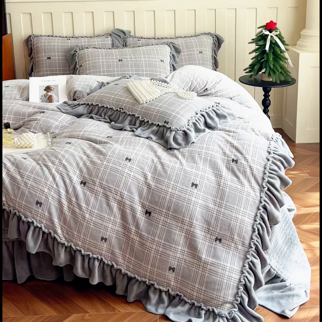 91家纺网 家纺一手货源 找家纺 梦可莱家居 2025冬季新款复古风印花牛奶绒大花边床盖四件套 复古风格调灰
