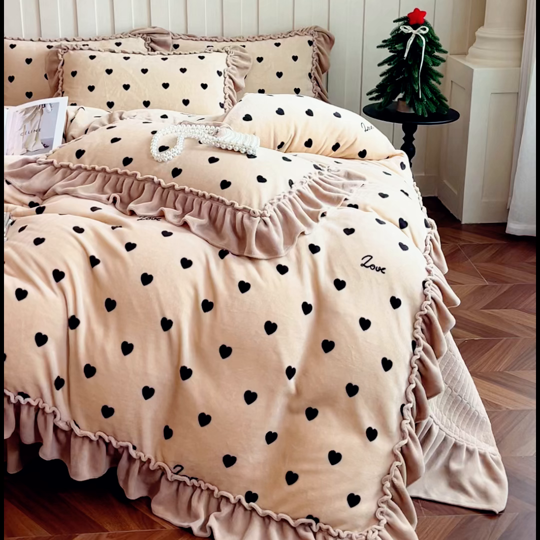 91家纺网 家纺一手货源 找家纺 梦可莱家居 2025冬季新款复古风印花牛奶绒大花边床盖四件套 复古风心灵