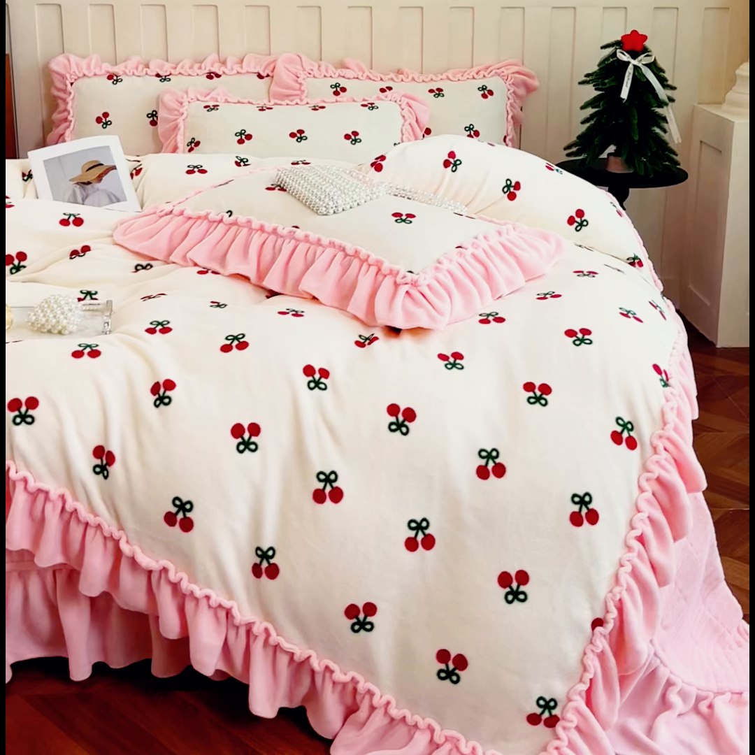 91家纺网 家纺一手货源 找家纺 梦可莱家居 2025冬季新款复古风印花牛奶绒大花边床盖四件套 复古风樱桃
