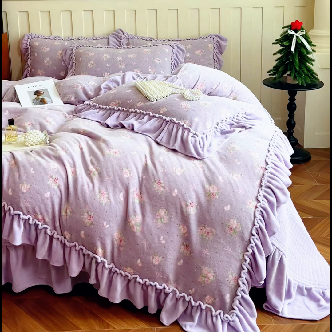 91家纺网 家纺一手货源 找家纺 梦可莱家居 2025冬季新款复古风印花牛奶绒大花边床盖四件套 复古风紫庄园