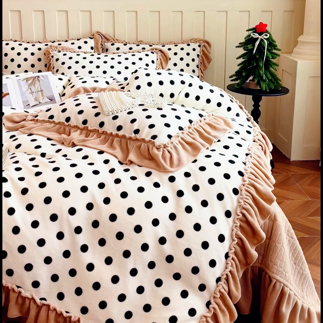 91家纺网 家纺一手货源 找家纺 梦可莱家居 2025冬季新款复古风印花牛奶绒大花边床盖四件套 复古米圆点